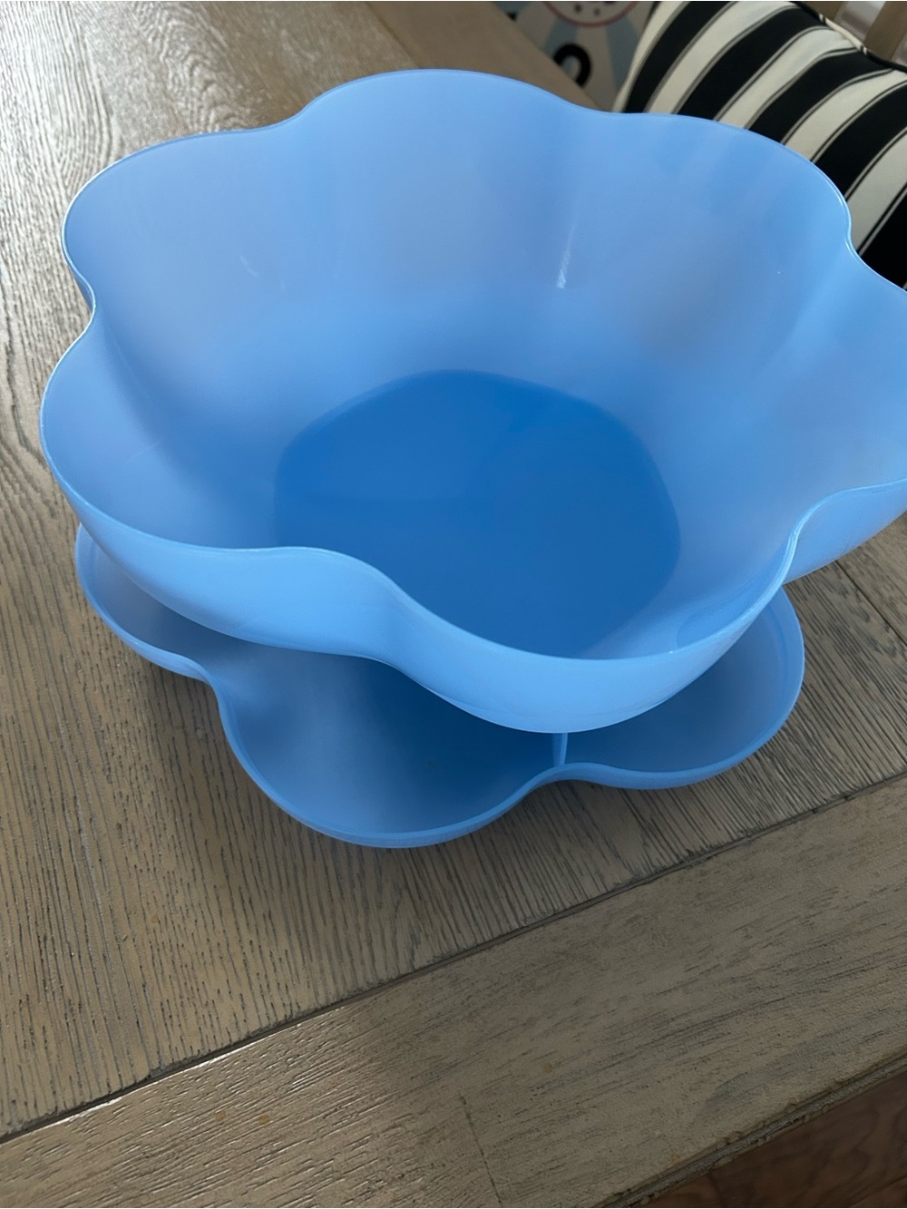 Tupperware Chip & Dip bowl set. Lid has a dual purpose to also be used for dips